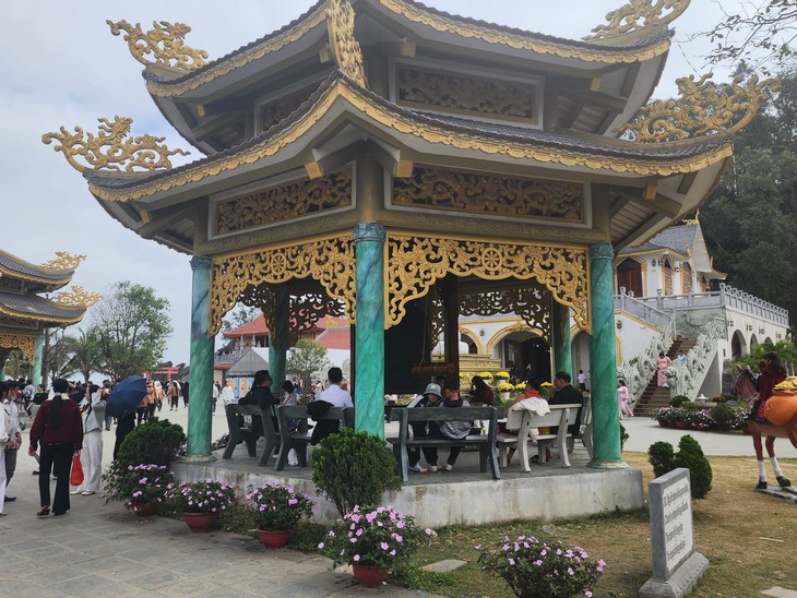 Xin lộc đầu năm ở ngôi chùa nơi tiếng chuông hòa cùng sóng biển- Ảnh 6.