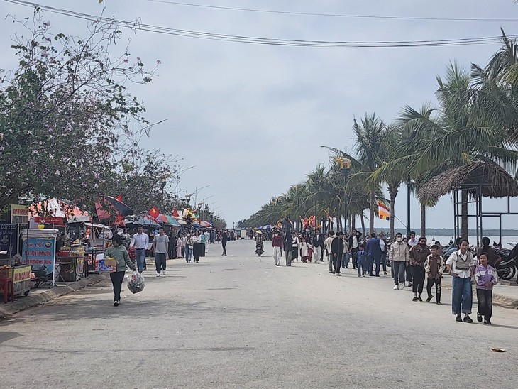 Xin lộc đầu năm ở ngôi chùa nơi tiếng chuông hòa cùng sóng biển- Ảnh 1.