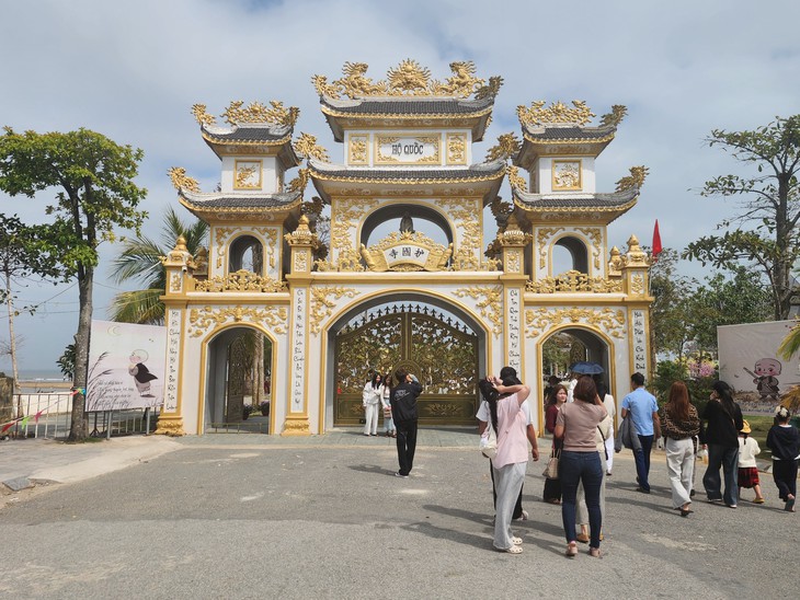 Xin lộc đầu năm ở ngôi chùa nơi tiếng chuông hòa cùng sóng biển- Ảnh 2.