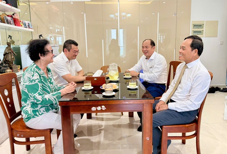 Lãnh đạo TPHCM thăm, chúc mừng nguyên Bộ trưởng Bộ Y tế và các cán bộ lão thành ngành y- Ảnh 1.