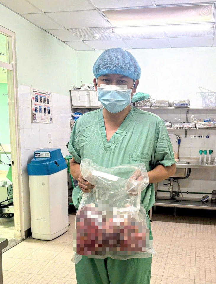 Chuyện chưa kể về ca cắt 2 thận đa nang và ghép thận trong một lần mổ đầu tiên tại Việt Nam- Ảnh 1. Chuyện chưa kể về ca cắt 2 thận đa nang và ghép thận trong một lần mổ đầu tiên tại Việt Nam- Ảnh 1.