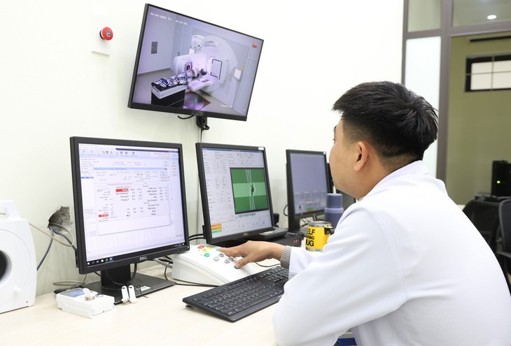Làm chủ kỹ thuật chuyên sâu, y tế Hà Tĩnh giữ vững 'trụ cột' tuyến tỉnh- Ảnh 1.