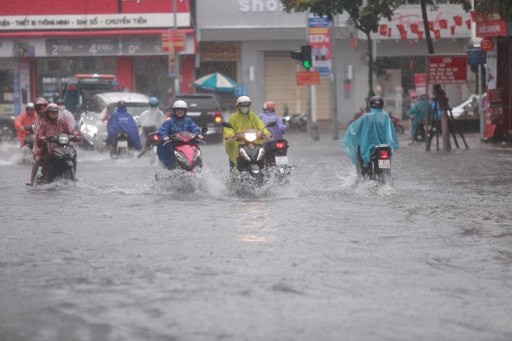 Cảnh báo mưa lớn cục bộ ở miền Bắc và mưa trái mùa ở Trung Bộ- Ảnh 1. Cảnh báo mưa lớn cục bộ ở miền Bắc và mưa trái mùa ở Trung Bộ- Ảnh 1.