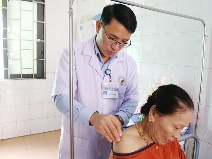 Làm chủ kỹ thuật chuyên sâu, y tế Hà Tĩnh giữ vững 'trụ cột' tuyến tỉnh- Ảnh 4.