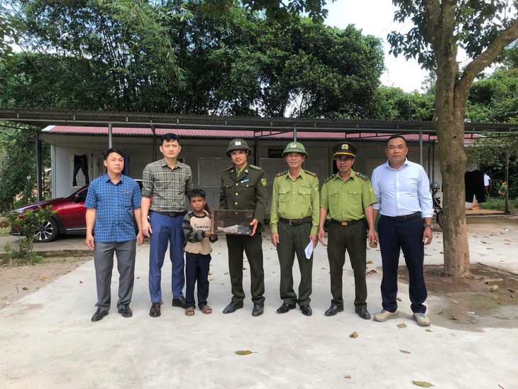 Học sinh lớp 4 cứu con vật quý hiếm với biệt tài bơi lặn bị kiệt sức bên bờ suối- Ảnh 2. Học sinh lớp 4 cứu con vật quý hiếm với biệt tài bơi lặn bị kiệt sức bên bờ suối- Ảnh 2.