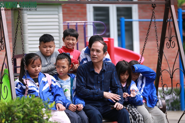Năm bát hương lạnh khói và trái tim của một người đàn ông- Ảnh 1. Năm bát hương lạnh khói và trái tim của một người đàn ông- Ảnh 1.