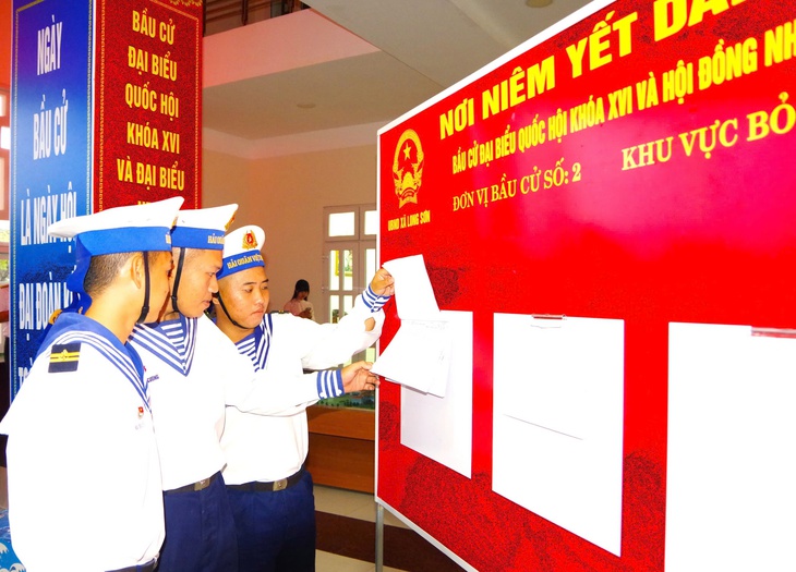 Đông đảo cán bộ, chiến sĩ hải quân hào hứng đi bầu cử sớm- Ảnh 1.