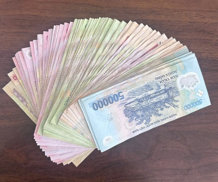 Nhặt được 16 triệu đồng giữa đêm, nhóm bạn trẻ làm điều khiến CSGT bất ngờ- Ảnh 1.