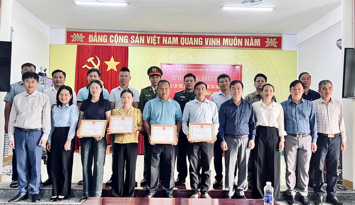 Khen thưởng nhiều cá nhân, tập thể tham gia cứu nạn vụ chìm đò trên sông Gianh- Ảnh 1. Khen thưởng nhiều cá nhân, tập thể tham gia cứu nạn vụ chìm đò trên sông Gianh- Ảnh 1.