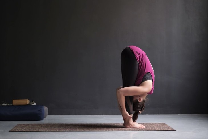 5 tư thế yoga giúp làm sáng da xỉn màu- Ảnh 1.