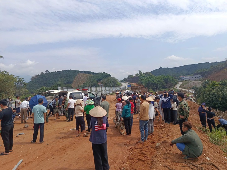 Ô tô lao vào rào tôn công trường trên cao tốc Nội Bài – Lào Cai, một người bị thanh sắt đâm thủng ngực- Ảnh 2.