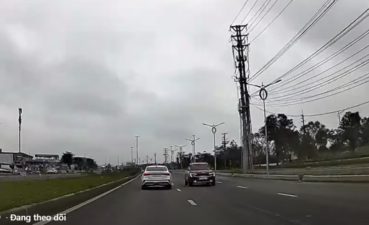 Người dân gửi clip đến VNeTraffic, tài xế đi ngược chiều bị phạt 19 triệu đồng- Ảnh 1. Người dân gửi clip đến VNeTraffic, tài xế đi ngược chiều bị phạt 19 triệu đồng- Ảnh 1.