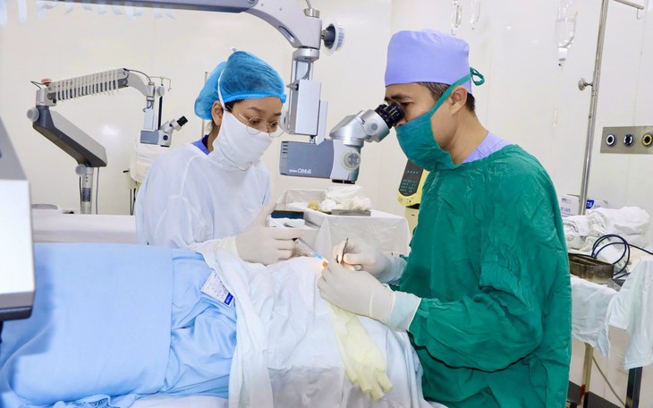 Ca phẫu thuật đặc biệt trả lại ánh sáng cho cụ bà 104 tuổi- Ảnh 2.