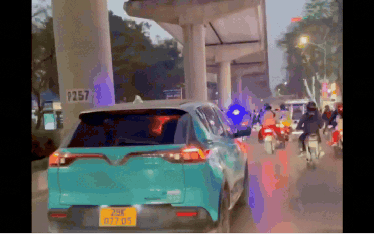 CSGT dùng xe chuyên dụng đưa người bị nạn đi cấp cứu kịp thời- Ảnh 1.
