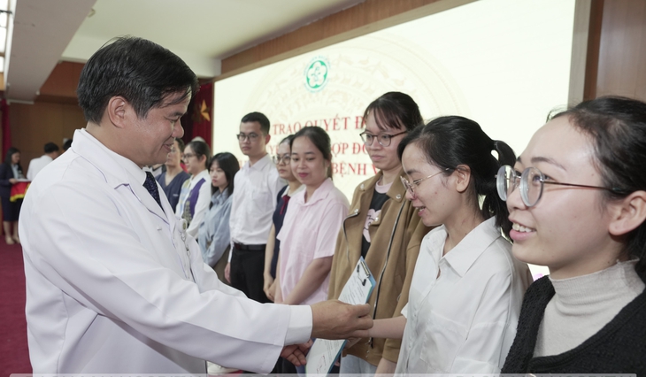 PGS.TS Đào Xuân Cơ: 'Bạch Mai không hứa hẹn sự nhàn nhã nhưng trao cơ hội để bác sĩ nội trú trưởng thành nhanh, ý nghĩa'
- Ảnh 1. PGS.TS Đào Xuân Cơ: 'Bạch Mai không hứa hẹn sự nhàn nhã nhưng trao cơ hội để bác sĩ nội trú trưởng thành nhanh, ý nghĩa'
- Ảnh 1.
