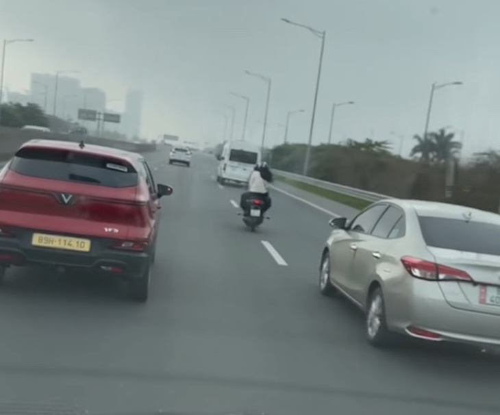 Đi xe máy vào cao tốc Hà Nội – Hải Phòng, nữ sinh bị trừ 6 điểm bằng lái- Ảnh 1. Đi xe máy vào cao tốc Hà Nội – Hải Phòng, nữ sinh bị trừ 6 điểm bằng lái- Ảnh 1.