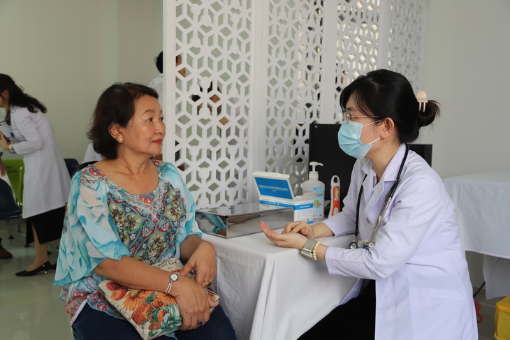 TPHCM thí điểm 6 đội chăm sóc sức khỏe liên tục theo mô hình y tế gia đình- Ảnh 5. TPHCM thí điểm 6 đội chăm sóc sức khỏe liên tục theo mô hình y tế gia đình- Ảnh 5.