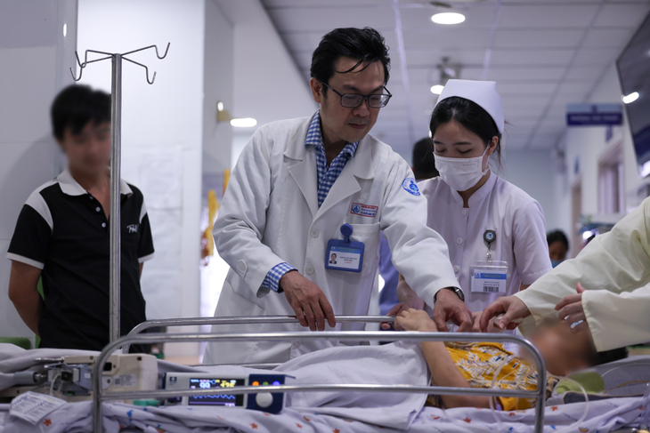 'Những thiên thần áo trắng' căng mình giành lại sự sống cho người bệnh sốt xuất huyết Dengue- Ảnh 5.