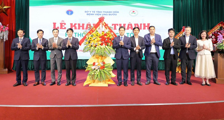 Thứ trưởng Thường trực Bộ Y tế Vũ Mạnh Hà dự lễ khánh thành hệ thống xạ trị gia tốc tại Bệnh viện Ung bướu Thanh Hóa- Ảnh 3.