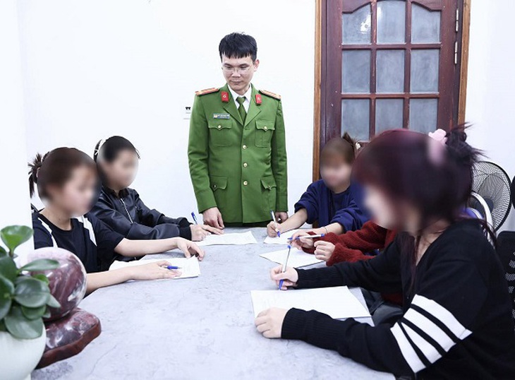 5 học sinh 14 tuổi rời trường đi làm thuê theo lời rủ rê qua mạng- Ảnh 2. 5 học sinh 14 tuổi rời trường đi làm thuê theo lời rủ rê qua mạng- Ảnh 2.