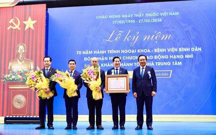 Bệnh viện Bình Dân đón nhận Huân chương Lao động hạng Nhì