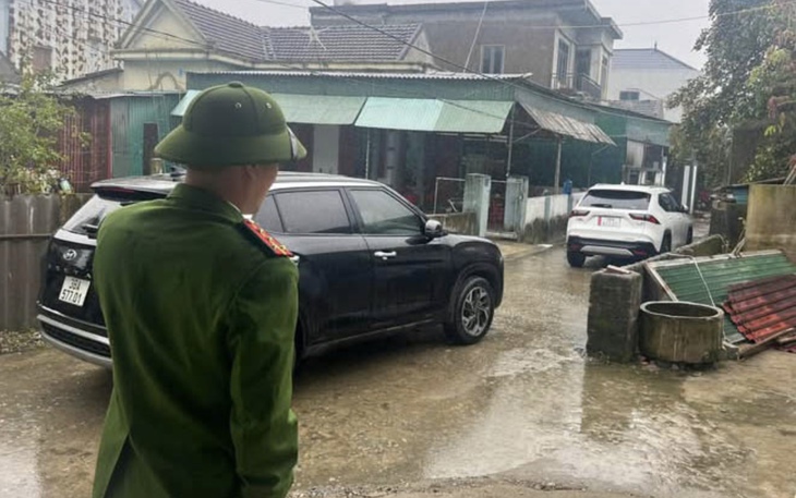Người 'khóa đuôi' ô tô giữa đường ở Hà Tĩnh bị phạt 50 triệu đồng- Ảnh 2.