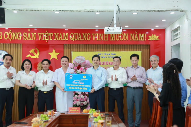 Thứ trưởng Thường trực Bộ Y tế dự chương trình khám bệnh, tặng quà người dân Hà Tĩnh- Ảnh 8. Thứ trưởng Thường trực Bộ Y tế dự chương trình khám bệnh, tặng quà người dân Hà Tĩnh- Ảnh 8.
