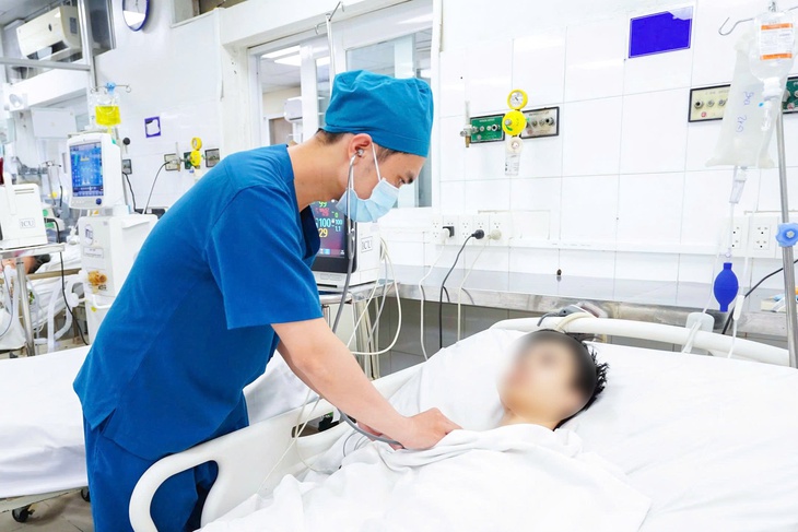 Cứu sống nam thiếu niên bị sốt xuất huyết biến chứng tan huyết cấp hiếm gặp - Ảnh 3. Cứu sống nam thiếu niên bị sốt xuất huyết biến chứng tan huyết cấp hiếm gặp - Ảnh 3.