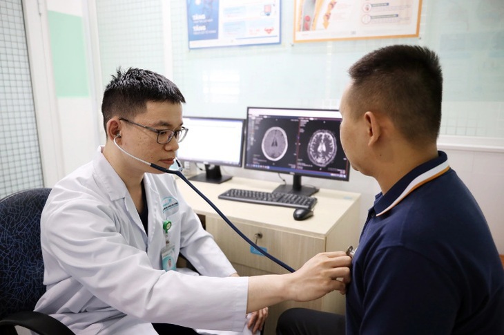 Bệnh tim mạch không còn là vấn đề của riêng người cao tuổi vì vậy, việc nâng cao nhận thức cũng như nắm được các dấu hiệu cảnh báo của bệnh tim mạch là điều vô cùng quan trọng. Ảnh minh họa