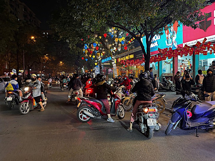 Sau khi Công an nhắc nhở, hàng quán tiếp tục bày bán trên vỉa hè ở phường Hoàng Liệt- Ảnh 6.