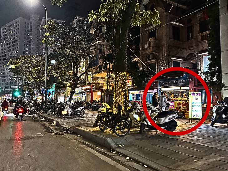 Sau khi Công an nhắc nhở, hàng quán tiếp tục bày bán trên vỉa hè ở phường Hoàng Liệt- Ảnh 4.