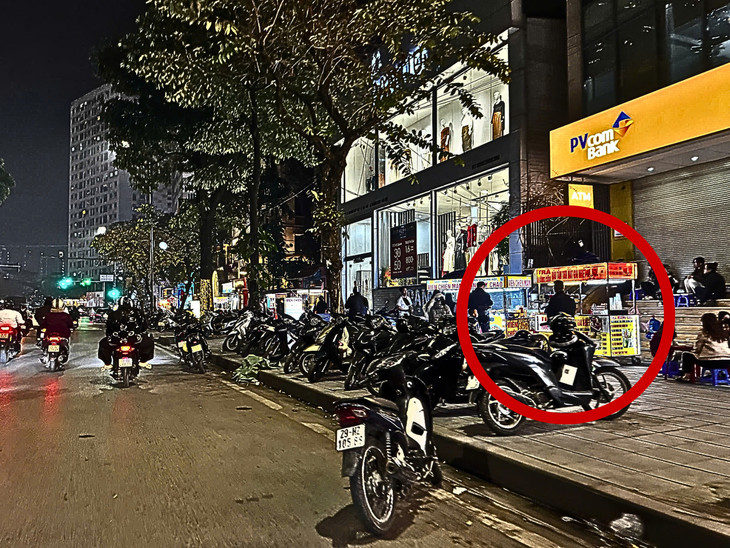 Sau khi Công an nhắc nhở, hàng quán tiếp tục bày bán trên vỉa hè ở phường Hoàng Liệt- Ảnh 2.