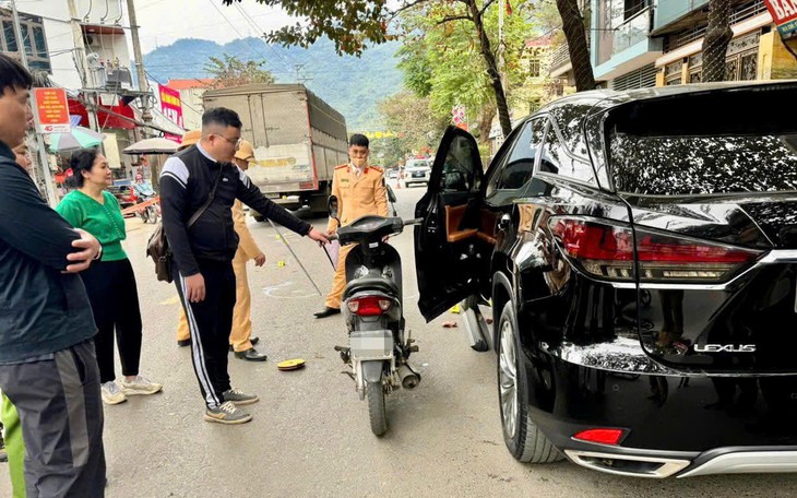 Chủ xe Lexus bị khởi tố vì mở cửa xe gây tai nạn làm 1 cháu bé tử vong