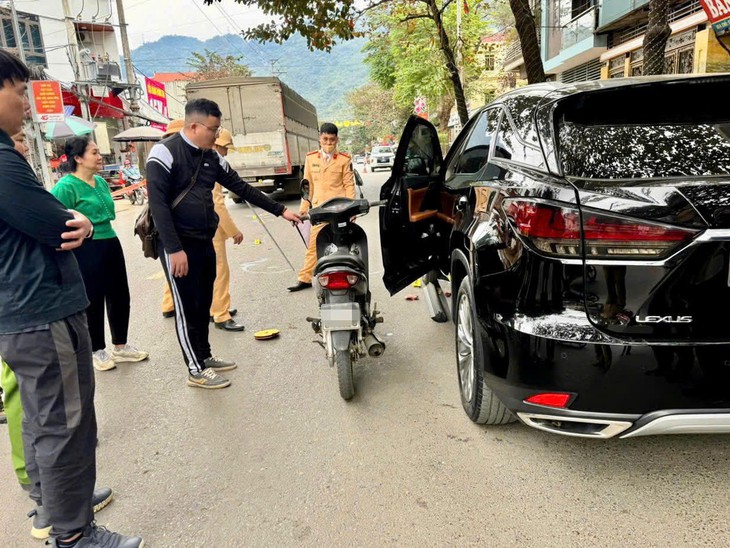 Chủ xe Lexus bị khởi tố vì mở cửa xe gây tai nạn làm 1 cháu bé tử vong - Ảnh 1.