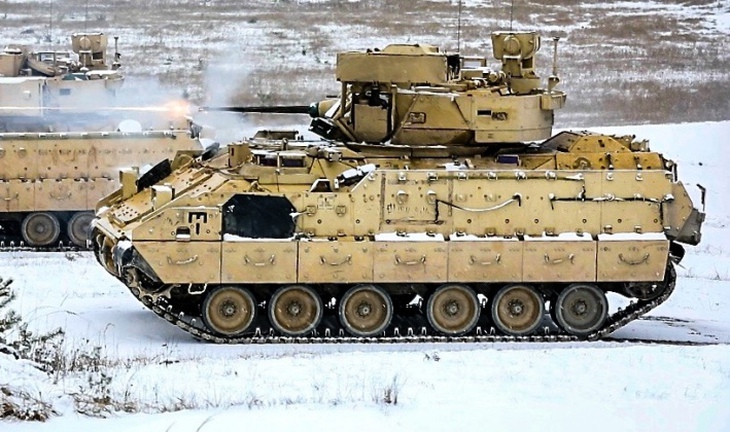 Mỹ triển khai xe chiến đấu Bradley phô trương hỏa lực sát biên giới Nga- Ảnh 1.