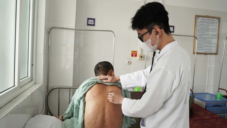 Người đàn ông ở Quảng Ninh bị nhiễm bệnh giun lươn với những triệu chứng dễ nhầm lẫn- Ảnh 1.