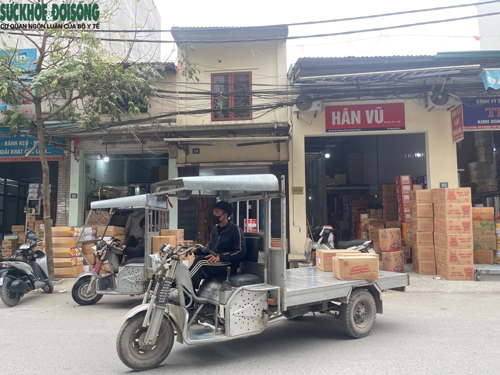'Thủ phủ' bánh kẹo La Phù ngày giáp Tết- Ảnh 5. 'Thủ phủ' bánh kẹo La Phù ngày giáp Tết- Ảnh 5.