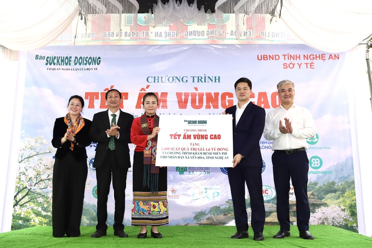 FPT Long Châu đồng hành cùng Báo Sức khỏe và Đời sống mang “Tết ấm vùng cao 2026” đến rẻo cao Nghệ An- Ảnh 1.