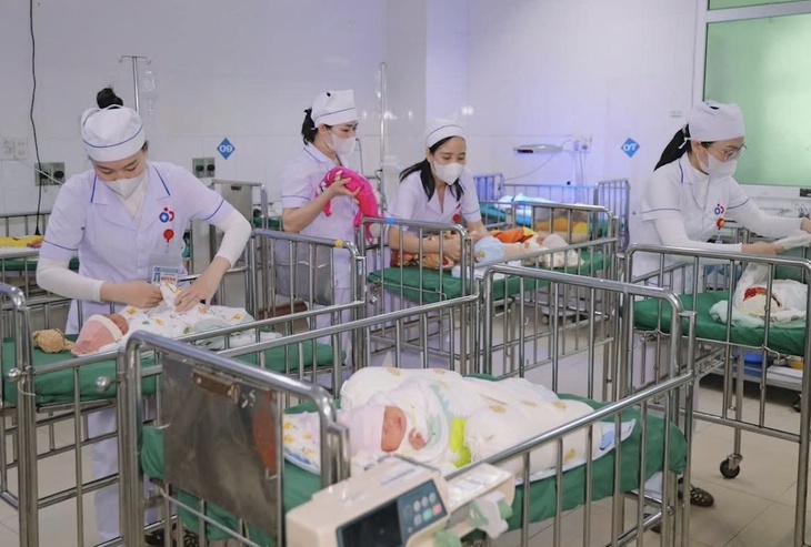 Lá chắn trắng giữa mùa Xuân- Ảnh 1. Lá chắn trắng giữa mùa Xuân- Ảnh 1.