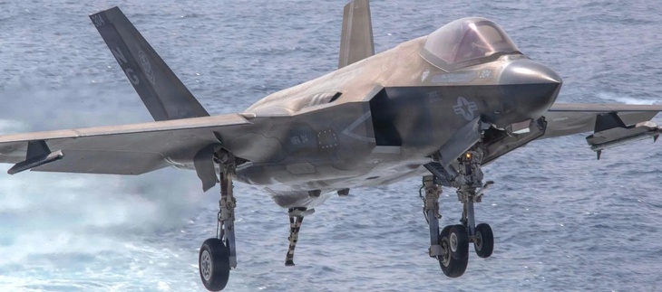 Tiêm kích F-35 từ tàu USS Abraham Lincoln Mỹ bắn hạ UAV Iran trên biển Ả Rập- Ảnh 1. Tiêm kích F-35 từ tàu USS Abraham Lincoln Mỹ bắn hạ UAV Iran trên biển Ả Rập- Ảnh 1.