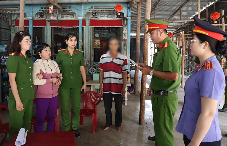 Khởi tố người phụ nữ lên mạng xúc phạm thẩm phán- Ảnh 1.