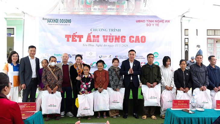 Traphaco đồng hành cùng Báo Sức khỏe và Đời sống mang chăm sóc sức khỏe và hơi ấm Tết đến vùng cao Nghệ An- Ảnh 1.
