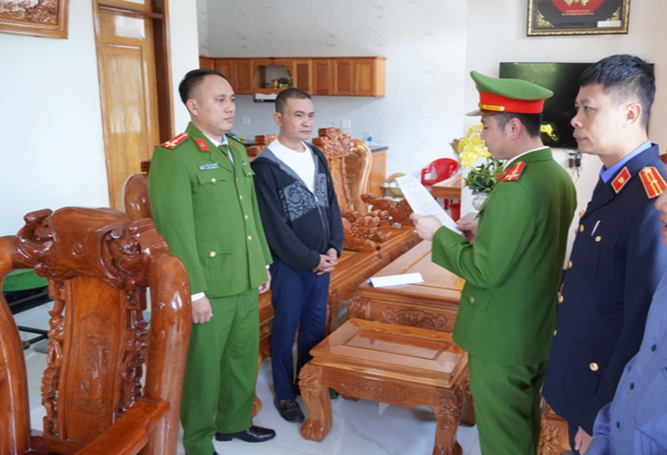 Khởi tố 3 đối tượng có hành vi thô bạo với phụ nữ mang thai 8 tháng- Ảnh 1.