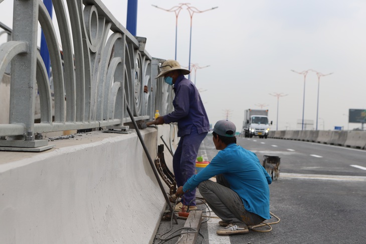 TPHCM: Nhiều tài xế vẫn bỡ ngỡ, di chuyển nhầm ở hầm chui nút giao An Phú- Ảnh 2.