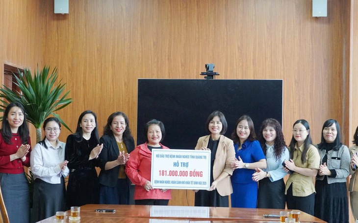 Thầy giáo mỹ thuật viết chữ thư pháp tặng học sinh dịp Tết- Ảnh 4.