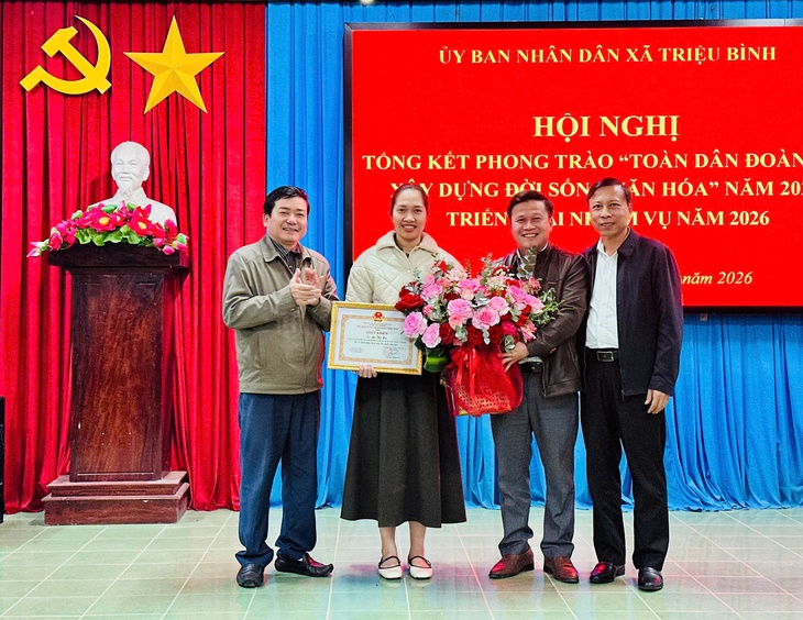 Khen thưởng nữ điều dưỡng kịp thời giành lại sự sống cho bé trai đuối nước - Ảnh 1.