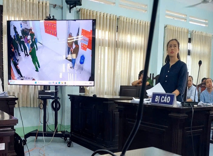 Quay video, la hét trước trụ sở công an, người phụ nữ lĩnh 8 tháng tù- Ảnh 1.