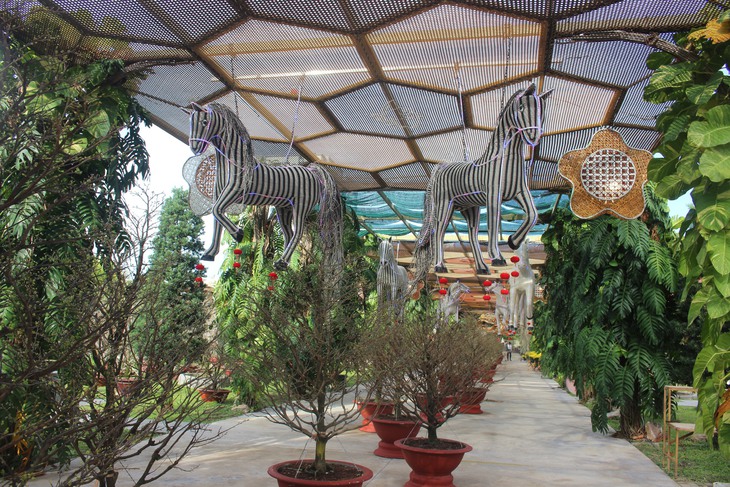 Cận cảnh dàn linh vật ngựa đang bay ở Khánh Hòa- Ảnh 1.