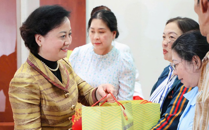 Phó Thủ tướng Phạm Thị Thanh Trà thăm, tặng quà Tết gia đình chính sách, công nhân khó khăn tại Đồng Tháp