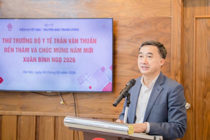 Thứ trưởng Trần Văn Thuấn chúc Tết, tặng quà bệnh nhi tại Viện Huyết học – Truyền máu TW- Ảnh 1. Thứ trưởng Trần Văn Thuấn chúc Tết, tặng quà bệnh nhi tại Viện Huyết học – Truyền máu TW- Ảnh 1.